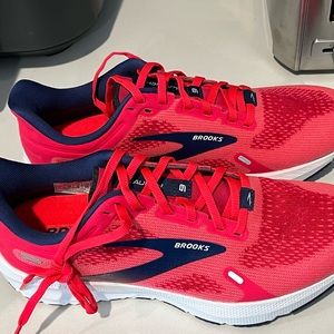 NEW! Women’s Brooks Launch 9 Size 8
